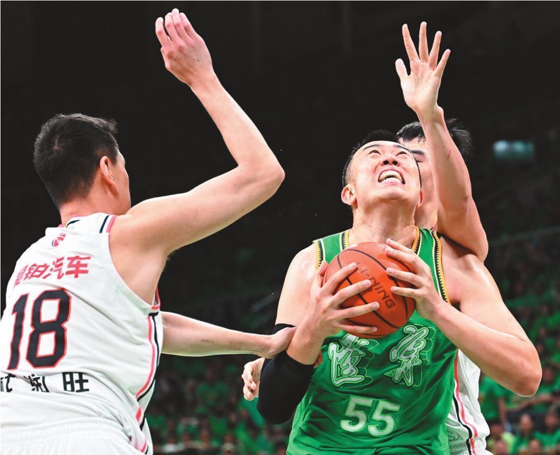 FB体育官方网站-CBA联赛强队斗智斗勇，对决激烈高潮