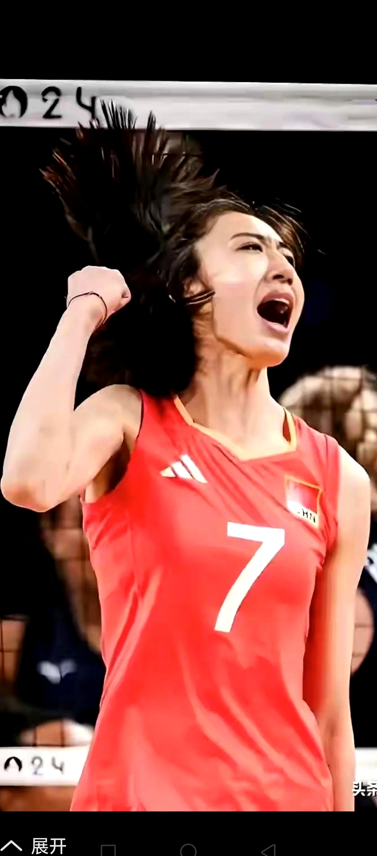 FB体育在线-拼尽全力！排球选手拼搏奋斗争胜