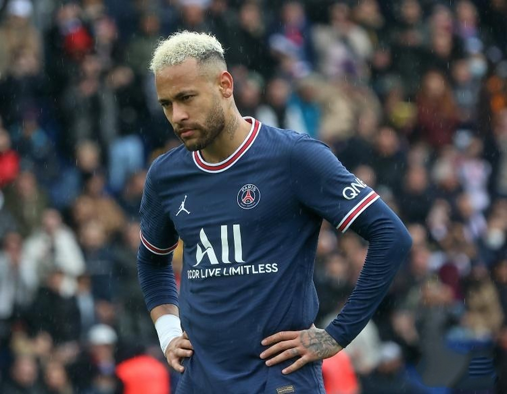 关于巴黎圣日耳曼遭遇两连败，面临危机的信息