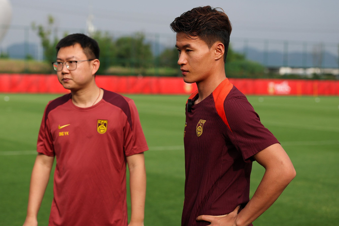FB体育APP-中国足球队备战世预赛队员投入训练备战