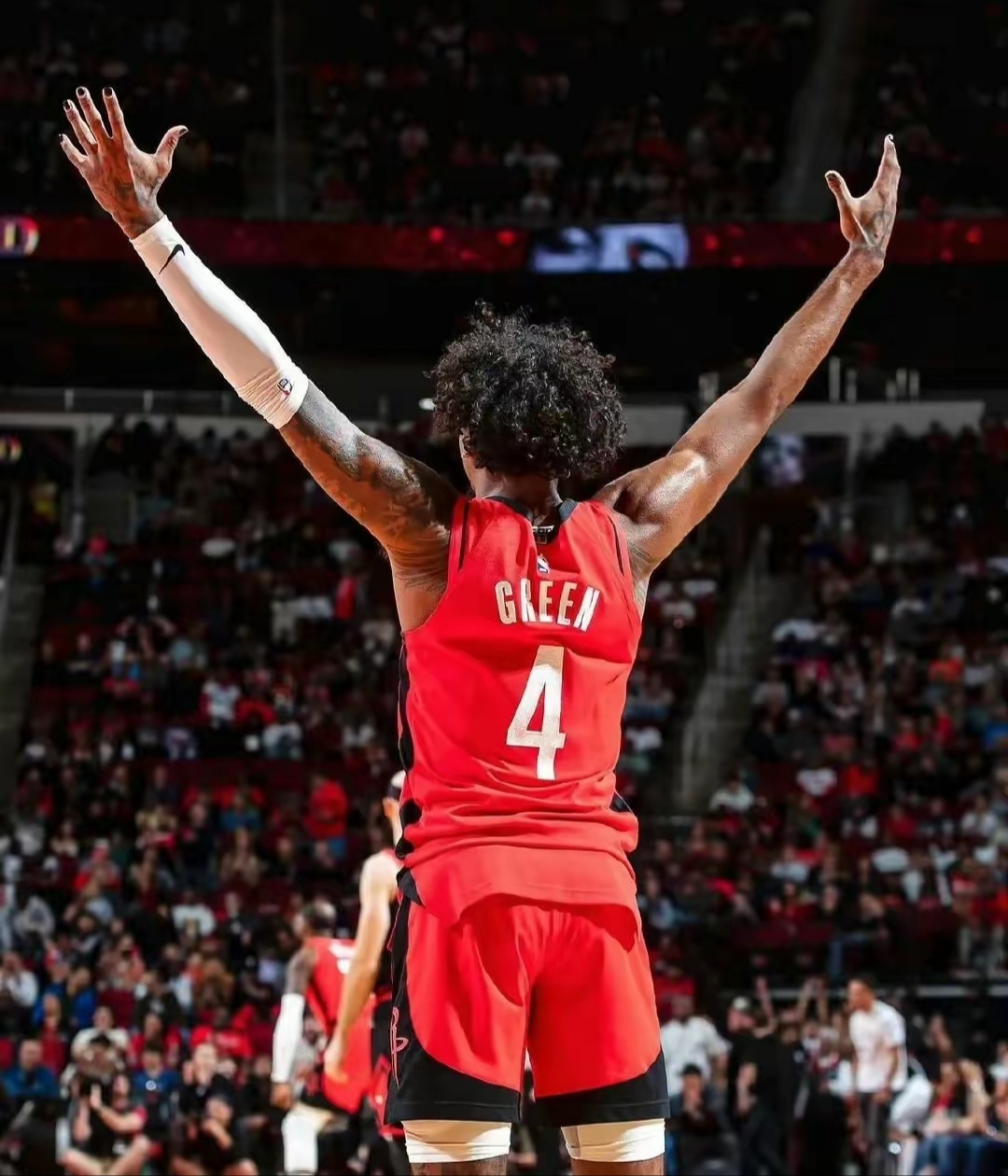 关于火箭力克鹈鹕，贝兹利23分10篮板的信息