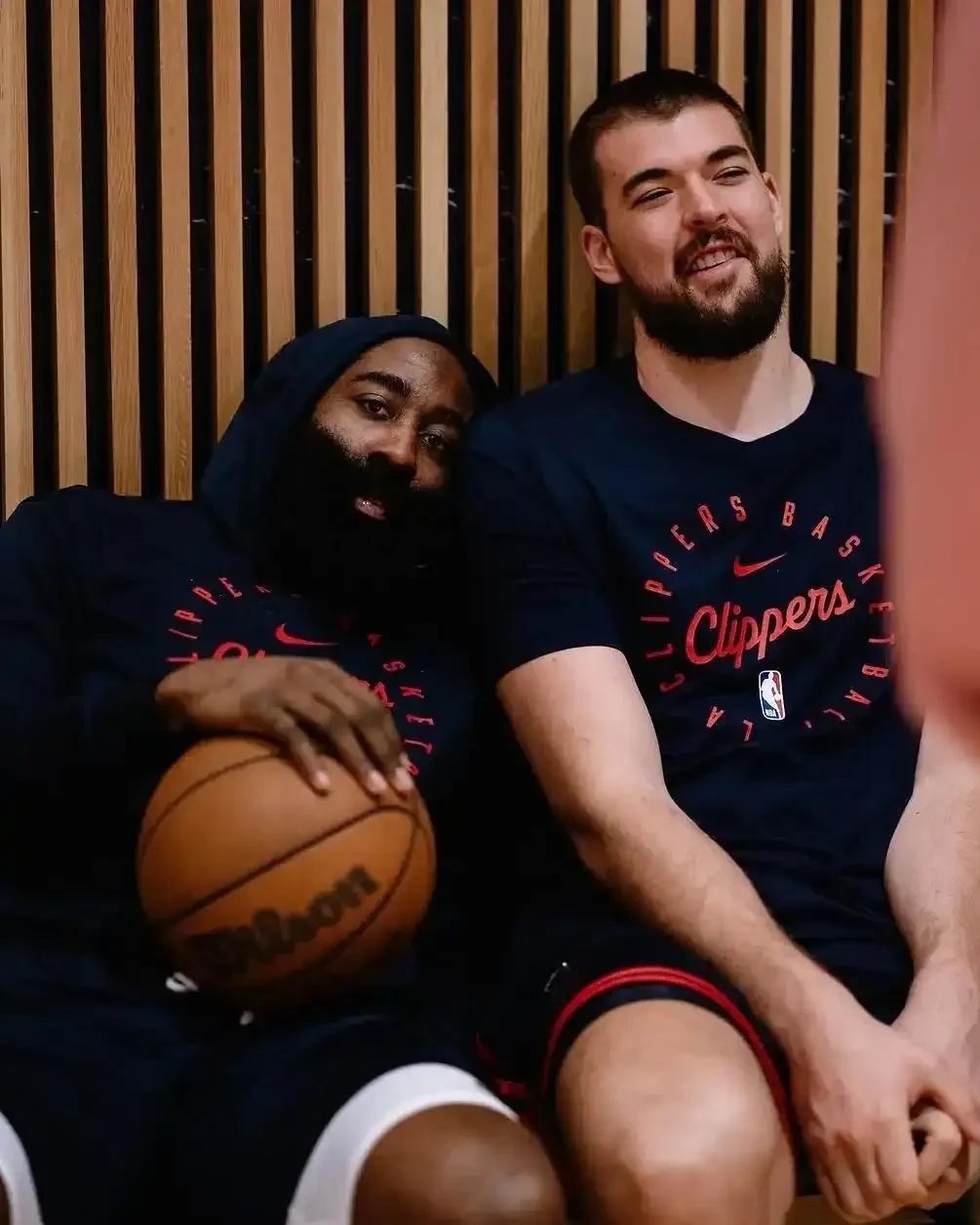 战火熊熊:狂人哈登砍下40分 战火熊熊:狂人哈登砍下40分