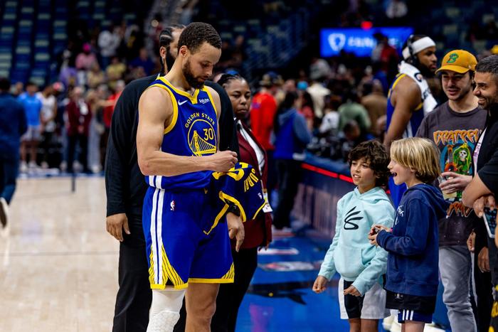 勇士客场惨败掘金，遭遇两连败