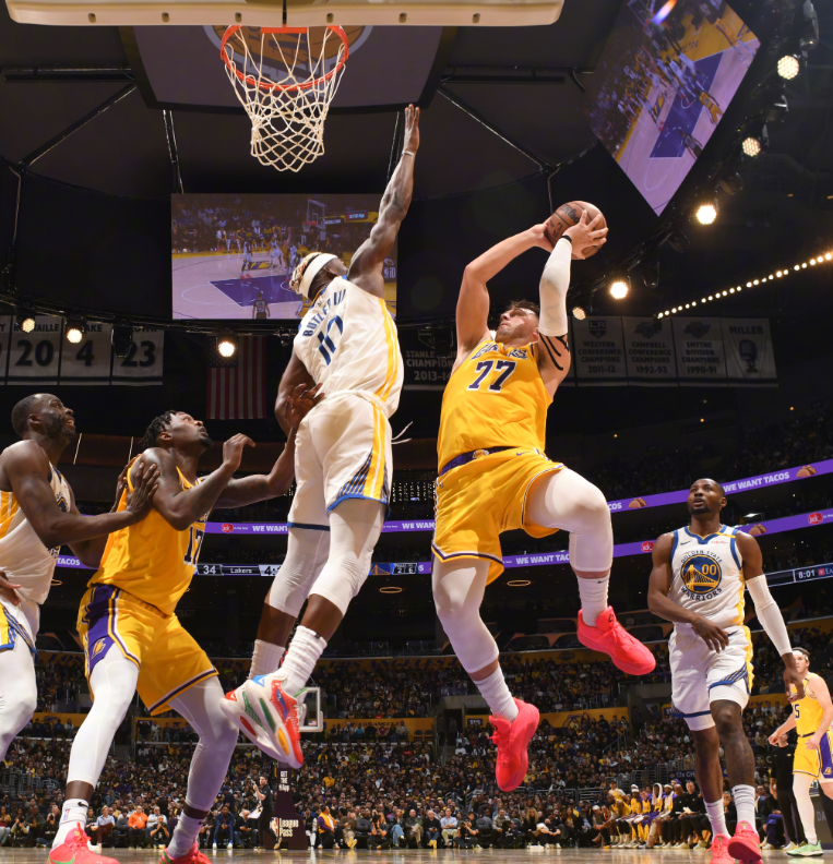 火箭主场击败湖人横扫 火箭主场击败湖人横扫